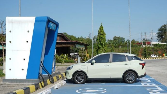 Mobil listrik sedang melakukan pengisian daya.