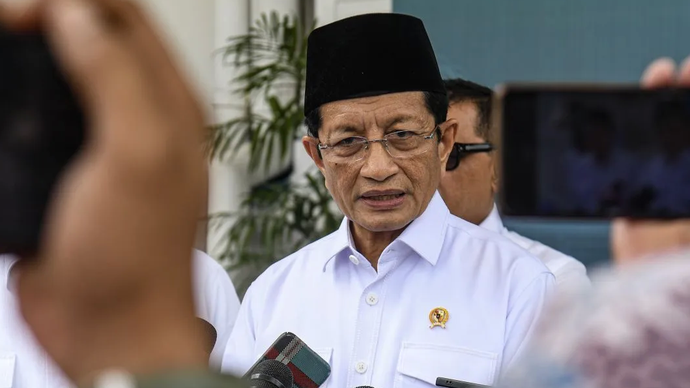 Arsip Foto - Menteri Agama Nasaruddin Umar saat menjawab pertanyaan wartawan usai melakukan rapat koordinasi dengan Mensesneg dan Seskab di Istana Negara Jakarta, Jumat (27/12/2024).