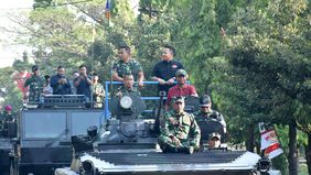 Warga juga ikut mencoba naik kendaraan tempur milik Korps Marinir TNI AL.