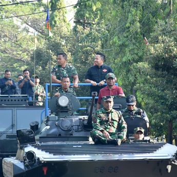 Antusias Habib Alwi Ibrahim Jajal Kendaraan Tempur Marinir TNI AL