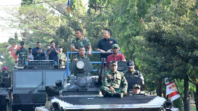 Habib Alwi Ibrahim jajal naik kendaraan tempur TNI AL