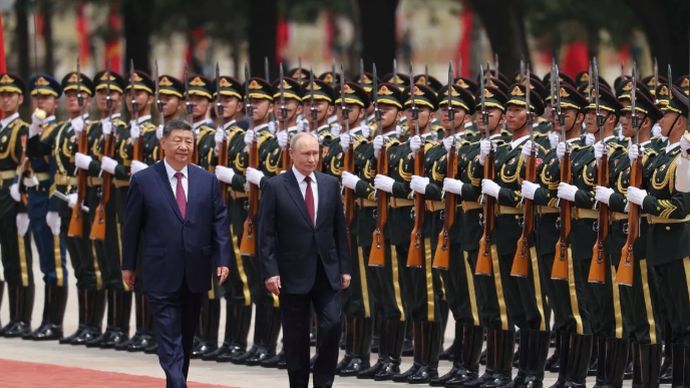 Presiden Rusia Vladimir Putin (kanan) berjalan bersama Presiden China Xi Jinping saat memeriksa barisan kehormatan pada upacara penyambutan di Balai Besar Rakyat di Beijing, China (20/5/2026). (ANTARA FOTO/REUTERS/Maxim Shemetov/Pool/agr)