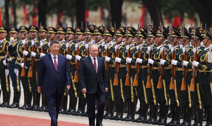 Presiden Rusia Vladimir Putin (kanan) berjalan bersama Presiden China Xi Jinping saat memeriksa barisan kehormatan pada upacara penyambutan di Balai Besar Rakyat di Beijing, China (20/5/2026). (ANTARA FOTO/REUTERS/Maxim Shemetov/Pool/agr) <b>(Antara)</b>