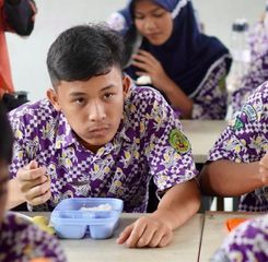 Zulhas Sosialisasi Makan Bergizi Gratis di SMAN 16 Surabaya