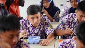 Menteri Perdagangan (Mendag) Zulkifli Hasan melakukan uji coba program makan bergizi gratis di Surabaya, Jawa Timur.
