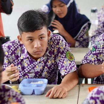 Zulhas Sosialisasi Makan Bergizi Gratis di SMAN 16 Surabaya