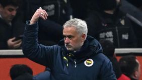 Jose Mourinho sukses mencatat sejarah bersama Benfica setelah menutup musim Liga Portugal 2025/2026 tanpa satu pun kekalahan. Namun, pencapaian tersebut justru berakhir pahit karena Benfica gagal mengamankan tiket langsung ke Liga Champions Eropa.