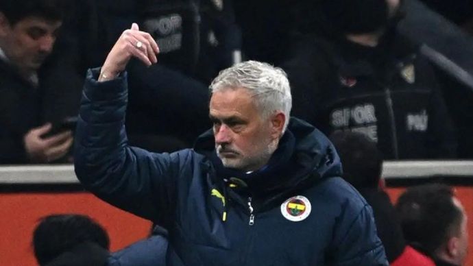 Pelatih Fenerbahce asal Porto Jose Mourinho.