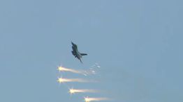 Atraksi Udara Memukau F-16 dan T-50i Hiasi Langit Monas di HUT Ke-80 TNI