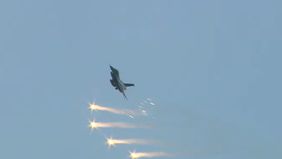 Sejumlah pesawat tempur milik TNI Angkatan Udara memukau ribuan masyarakat dengan atraksi udara spektakuler di langit Monumen Nasional (Monas)