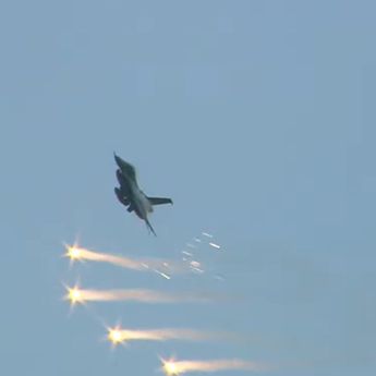 Atraksi Udara Memukau F-16 dan T-50i Hiasi Langit Monas di HUT Ke-80 TNI