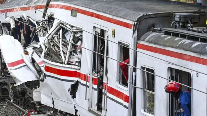 Petugas mengamati gerbong KRL Commuterline dan KA Argo Bromo Anggrek relasi Gambir-Surabaya Pasar Turi pascakecelakaan di Stasiun Bekasi Timur, Bekasi, Jawa Barat, Selasa (28/4/2026). Menurut data KAI hingga pukul 08.45 WIB sebanyak 14 orang meninggal dunia dan 84 korban luka, akibat kecelakaan kereta api (KA) Argo Bromo Anggrek dengan KRL Commuterline. ANTARA FOTO/Galih Pradipta/agr.