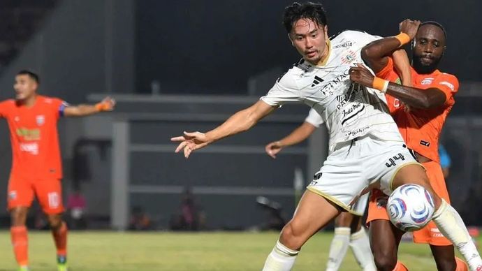 Arsip - Pesepak bola Borneo FC Kablan Davy (kanan) berusaha merebut bola dari pesepak bola Persija Jakarta Kyohei Yashino (kedua kanan) saat BRI Super League di Stadion Segiri, Samarinda, Kalimantan Timur, Sabtu, 5 September 2026. Persija Jakarta mengalahkan Borneo FC dengan skor 1-0