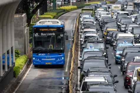 Bus Transjakarta melintas di Jalan Jenderal Sudirman, Jakarta. ANTARA FOTO/Bayu Pratama S/rwa. <b>(Antara)</b>