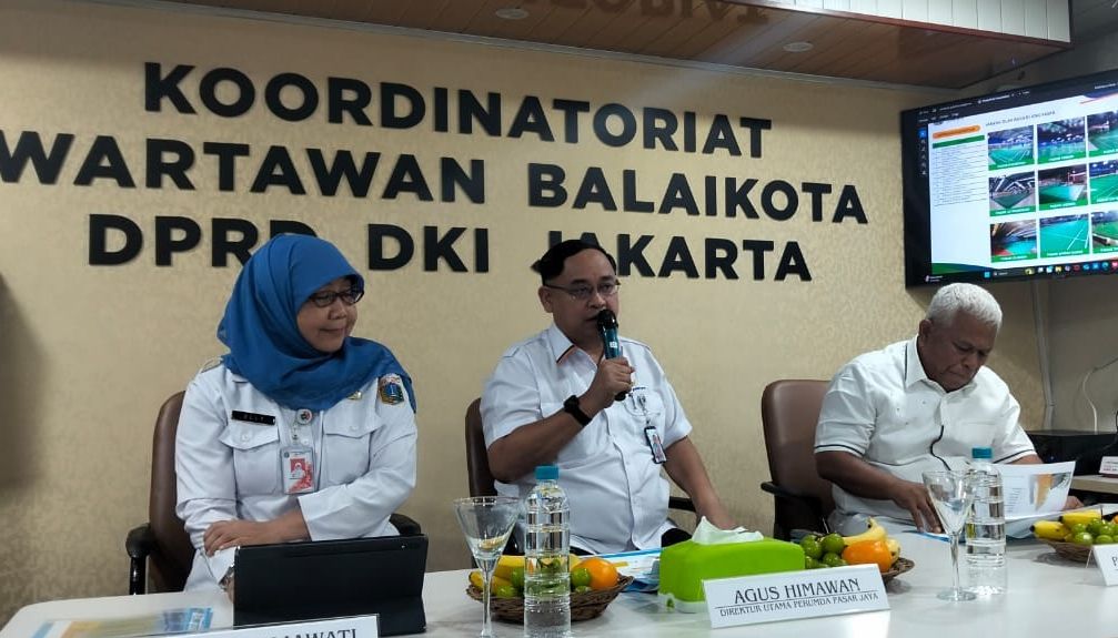 Direktur Utama Perumda Pasar Jaya, Agus Himawan (tengah). <b>(NTVNews.id/ Adiansyah)</b>