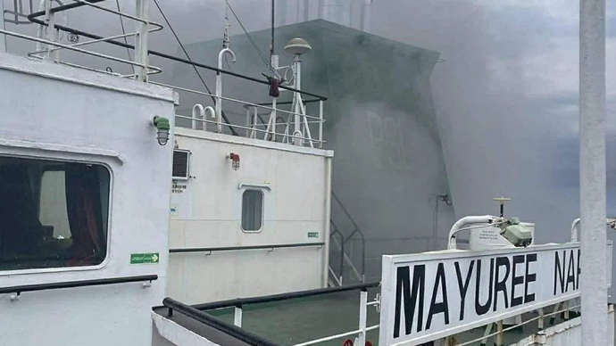 Sebuah kebakaran terjadi di kapal kargo Thailand setelah kapal tersebut ditembak di Selat Hormuz, Rabu (11/3/2026). ANTARA/Xinhua/HO-Angkatan Laut Kerajaan Thailand/aa.