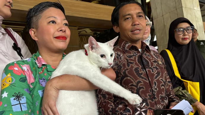 Menhut Raja Juli Antoni (tengah) memberikan keterangan kepada wartawan usai membuka kegiatan sterilisasi kucing dan Kemenhut Ramah Hewan di Jakarta, Kamis (12/3/2026) ANTARA/Prisca Triferna