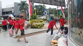 Puluhan kader PDI-Perjuangan melakukan aksi protes dengan cara membuang sampah di depan kantor Walikota Depok.