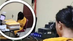 Seorang ibu muda nekat live TikTok berhubungan intim dengan mantan, viral dan ditangkap polisi.
