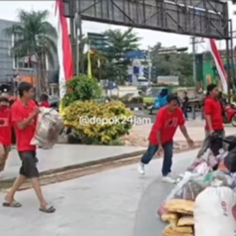 Bentuk Aksi Protes, Kader PDIP Buang Sampah di Depan Kantor Walikota Depok