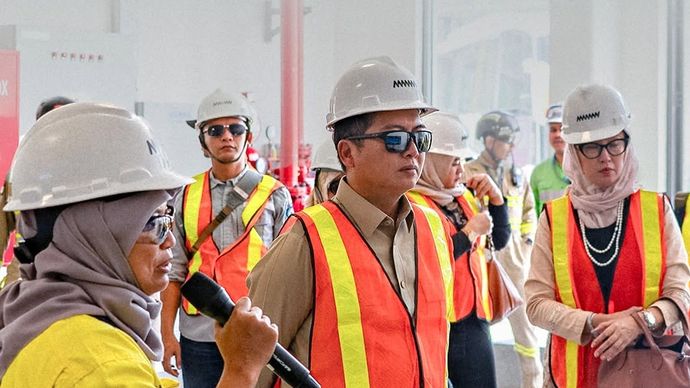 Gubernur NTB, Dr. H. Lalu Muhamad Iqbal, melakukan kunjungan ke fasilitas smelter tembaga dan pemurnian logam mulia PT Amman Mineral Internasional Tbk (AMMAN) di Kabupaten Sumbawa Barat, Provinsi Nusa Tenggara Barat.