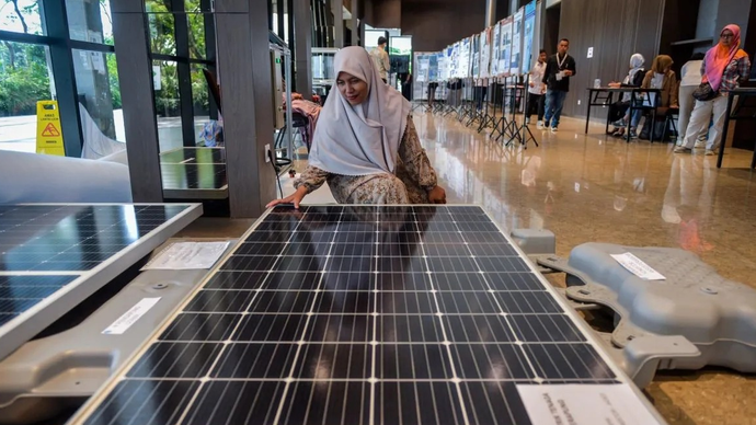 Pengunjung melihat Pembangkit Listrik Tenaga Surya (PLTS) terapung pada pameran Energy Week 2025 di Kabupaten Tangerang, Banten, Rabu (17/12/2025). Pameran bertema Inovasi Teknologi Konversi Energi sebagai Pendorong Transisi Berkelanjutan untuk Kemandirian Bangsa yang merupakan hasil karya periset Badan Riset dan Inovasi Nasional (BRIN) tersebut guna mendorong pengembangan teknologi energi berkelanjutan dan berdaya saing global. ANTARA FOTO/Putra M. Akbar/bar