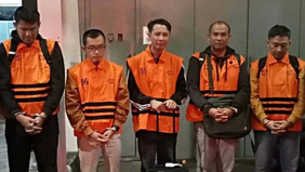 Komisi Pemberantasan Korupsi (KPK) mengungkap identitas empat tersangka lain dalam kasus dugaan suap proyek di lingkungan Pemerintah Kabupaten Rejang Lebong, Bengkulu, selain Bupati Rejang Lebong Muhammad Fikri Thobari (MFT).