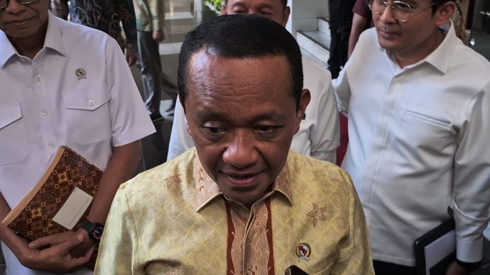 Menteri Energi dan Sumber Daya Mineral (ESDM) Bahlil Lahadalia memastikan harga bahan bakar minyak (BBM) subsidi tidak akan mengalami kenaikan meski nilai tukar rupiah terhadap dolar Amerika Serikat (AS) terus melemah. 