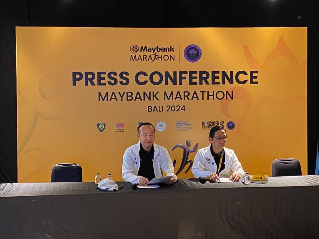 Presiden Direktur Maybank Indonesia, Steffano Ridwan dan Project Director Maybank Marathon, Widya Permana dalam jumpa pers di Bali United Training Center, Gianyar, Bali, Sabtu (24/8/2024) <b>(NTVnews)</b>