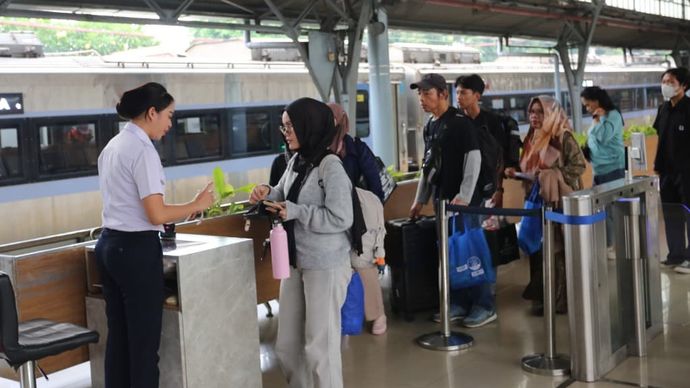 Kereta Api Indonesia (Persero) atau KAI menjual tiket kereta api dengan harga murah.