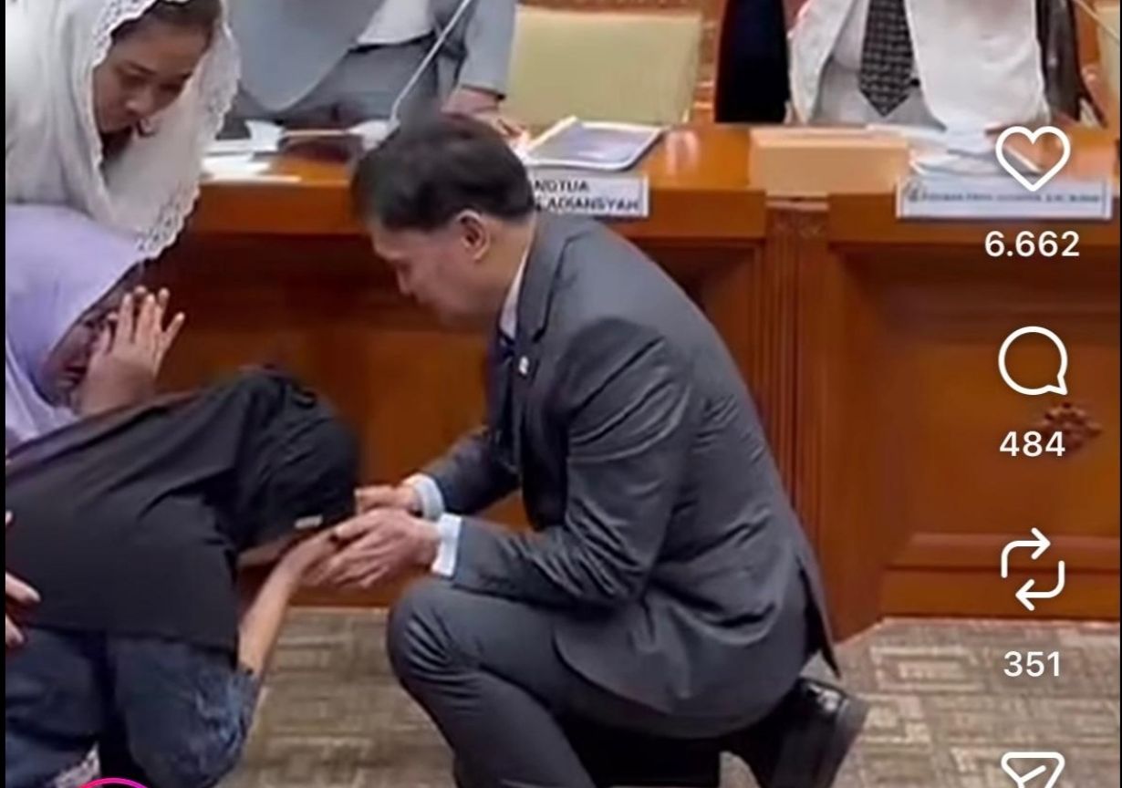 Ibunda Fandi dan Makiyati menangis serta bersimpuh di hadapan Ketua Komisi III DPR RI Habiburokhman.  <b>(Instagram)</b>