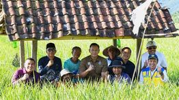 AHY Ikut Ngemper di Pinggir Sawah saat Lihat Proyek Rehabilitasi Irigasi di Lombok
