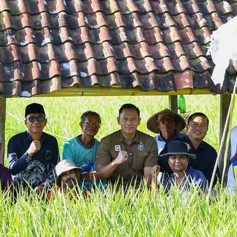 AHY Ikut Ngemper di Pinggir Sawah saat Lihat Proyek Rehabilitasi Irigasi di Lombok