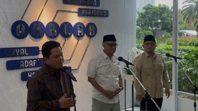 Menteri Badan Usaha Milik Negara (BUMN) Erick Thohir bertemu dengan Kepala Badan Penyelenggara (BP) Haji KH Mochamad Irfan Yusuf atau Gus Irfan dan Wakil BP Haji Dahnil Anzar Simanjuntak di Kementerian BUMN, Jakarta 19 November 2024.