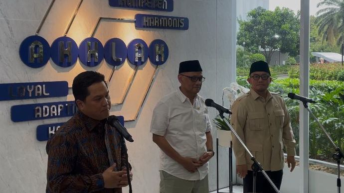 Menteri Badan Usaha Milik Negara (BUMN) Erick Thohir bertemu dengan Kepala Badan Penyelenggara (BP) Haji KH Mochamad Irfan Yusuf atau Gus Irfan dan Wakil BP Haji Dahnil Anzar Simanjuntak (Ntvnews.id-Muslimin Trisyuliono).