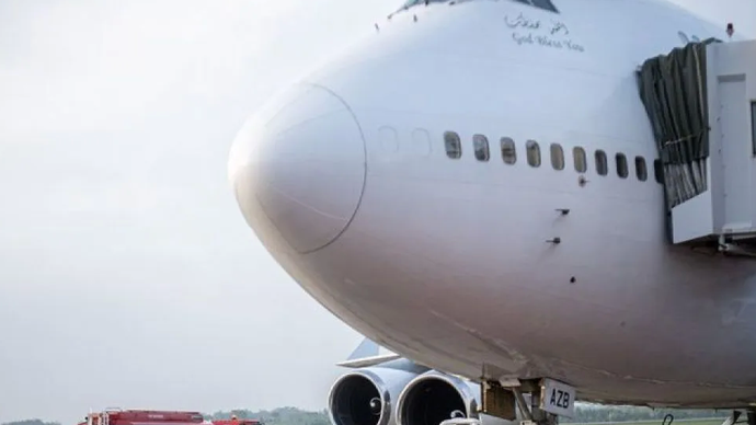 Ilustrasi - Petugas melakukan pengisian bahan bakar avtur ke pesawat Boeing 747-400 dengan nomor penerbangan SV 5177 milik maskapai penerbangan Saudia di Bandara Sultan Mahmud Baddarudin (SMB) II Palembang, Sumatera Selatan, Minggu (12/5/2024).