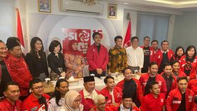 Ketua Umum DPP PSI Kaesang Pangarep dan Pengurus DPP lainnya menyerahkan surat rekomendasi pada Bakal Calon Gubernur dan Calon Wakil Gubernur Jawa Timur Khofifah Indar Parawansa dan Emil Dardak.