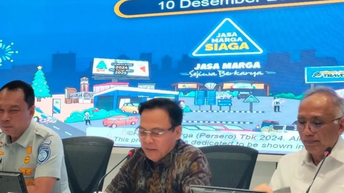 Direktur Utama Jasa Marga Subakti Syukur (tengah) dalam konferensi pers di Jakarta, Selasa (10/12/2024).