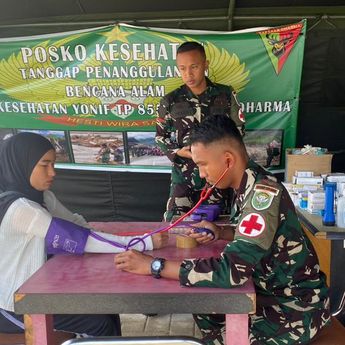 Cek Kesehatan Warga Terdampak Bencana, Dokter dan Nakes TNI Keliling Desa di Aceh