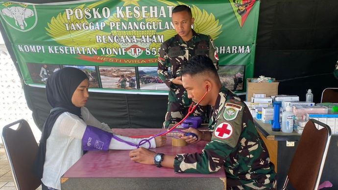 Warga yang terdampak bencana di Kabupaten Gayo Lues, Provinsi Aceh, datang untuk memeriksakan kondisi kesehatan,&nbsp;di Posko Kesehatan Yonif TP 855/RD, hingga Minggu, 15 Februari 2026.&nbsp;