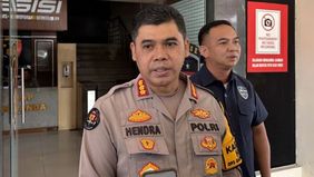 Kepolisian Daerah Jawa Barat mengungkap kasus sindikat perdagangan bayi ke luar negeri yang bermula dari interaksi melalui media sosial Facebook. Dalam kasus ini, pelaku berinisial AF berpura-pura menjadi calon orang tua angkat.