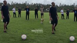 Patrick Kluivert Jajal Lapangan Traning Center Bali Buat Pemain Timnas Indonesia