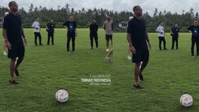 Pelatih Timnas Indonesia Patrick Kulivert bersama dengan Alex Pastoor dan Denny Landzaat sudah berada di Bali j
