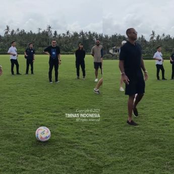 Patrick Kluivert Jajal Lapangan Traning Center Bali Buat Pemain Timnas Indonesia