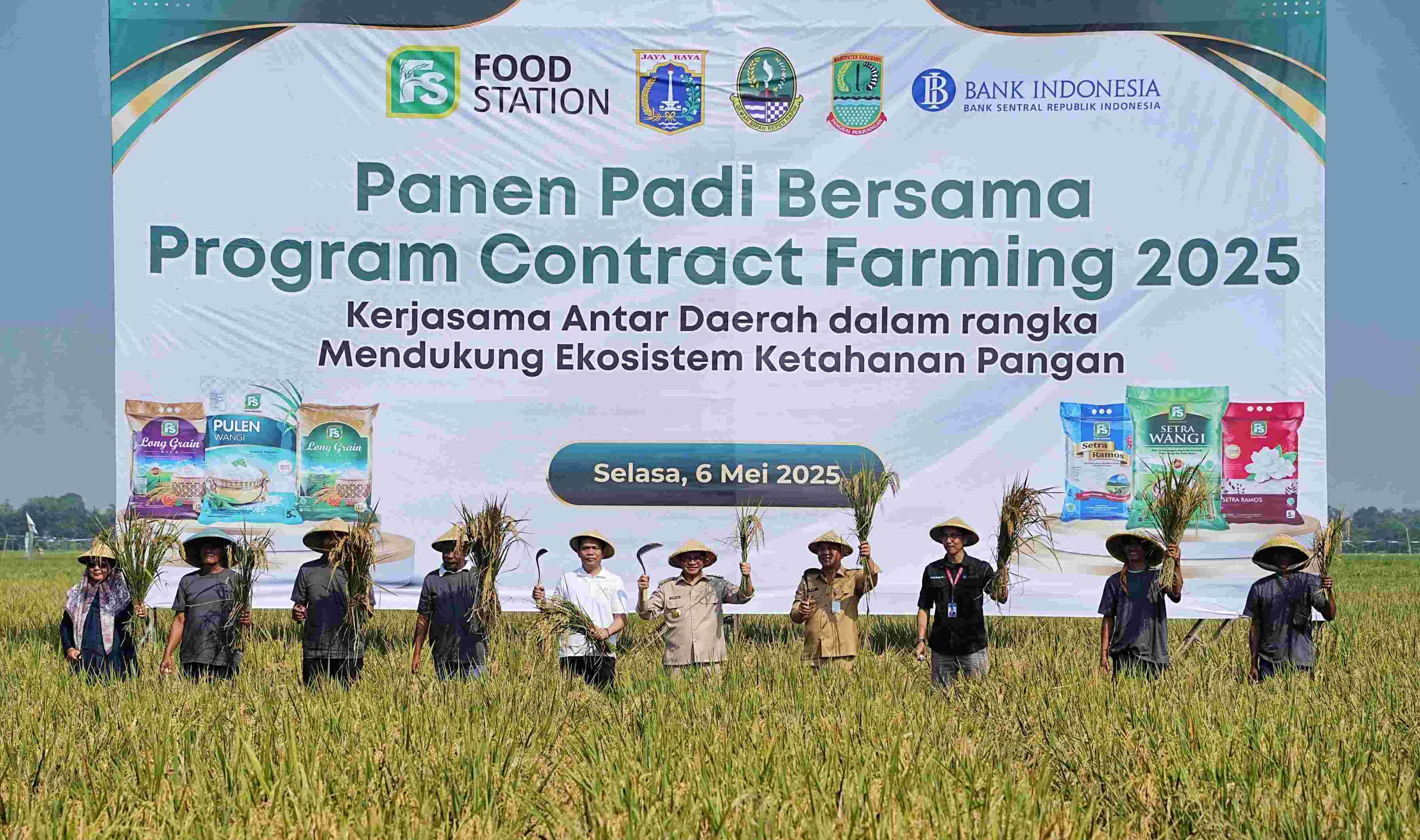 Pramono panen raya di Karawang <b>(Ntvnews.id/ Humas Pemprov DKI)</b>