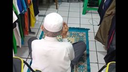 Potret Haru Pedagang Kecil Berdoa di Tengah Sepinya Toko