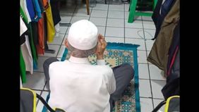 Sebuah video beredar di media sosial memperlihatkan momen haru seorang pedagang kecil, kedapatan sedang berdoa di dalam tokonya yang kian sepi pengunjung.