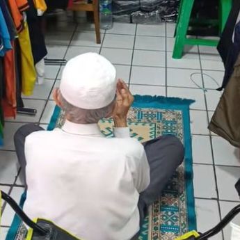 Potret Haru Pedagang Kecil Berdoa di Tengah Sepinya Toko