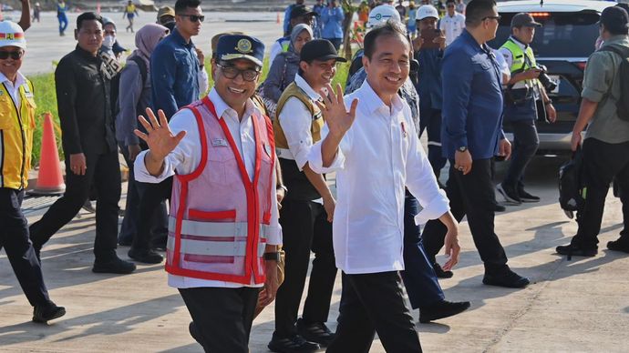 Presiden Jokowi bersama Menhub Budi Karya Sumadi