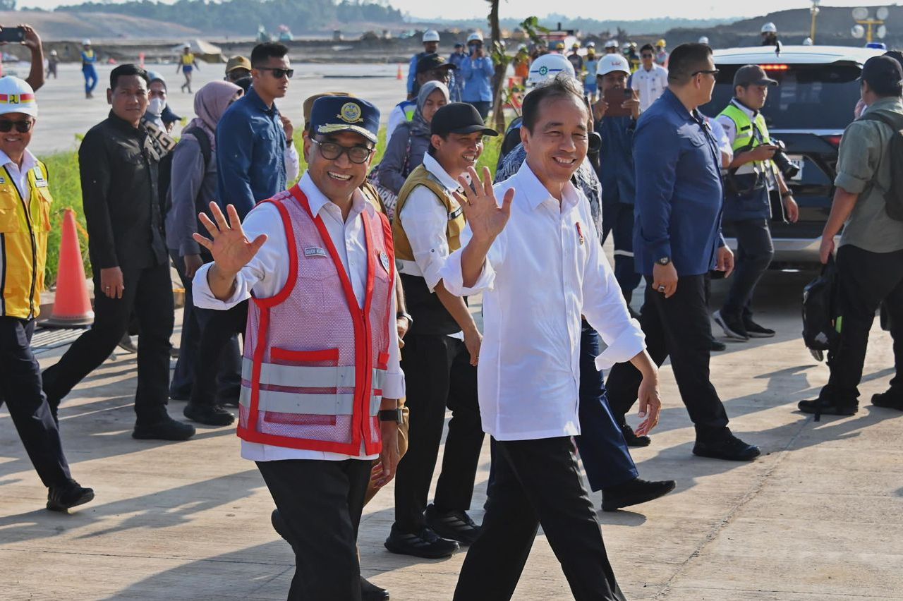 Presiden Jokowi bersama Menhub Budi Karya Sumadi